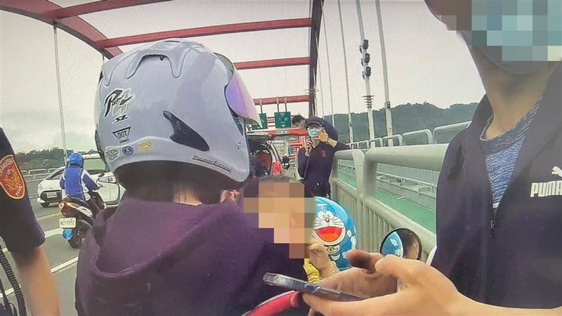 與妻關渡橋上爆口角！　人夫揚言尋短