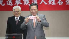 李鴻鈞代表宋楚瑜抽中1號籤王。（圖／翻攝自宋楚瑜LINE）