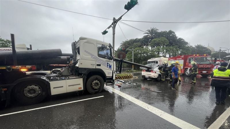 聯結車急煞鋼管射出　直穿前車2人傷
