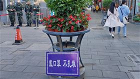 北京小心防疫  觀光街市要求民眾勿聚集北京市小心應對COVID-19疫情，城區內向來遊客充斥的南鑼鼓巷變得安靜許多，街上警語要求民眾戴口罩、不聚集，進入店家則必須掃碼和出示核酸檢測報告。中央社記者張淑伶北京攝  111年5月8日