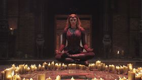 漫威影業《奇異博士2: 失控多重宇宙》緋紅女巫 伊莉莎白歐森。（圖／迪士尼提供）