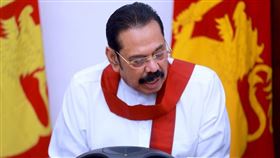 斯里蘭卡總理 馬興達．拉賈帕克薩（Mahinda Rajapaksa）請辭，翻攝自Mahinda Rajapaksa
@PresRajapaksa 推特)
