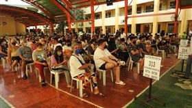 菲律賓民主重要一役  民眾等候投票菲律賓總統大選9日登場，民眾等候進入投票站投票。中央社記者陳妍君馬尼拉攝 111年5月9日