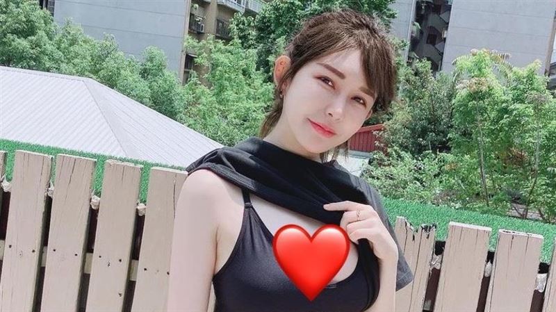 女神衣服穿一半　內衣見客曬神級美胸