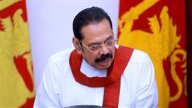 斯里蘭卡總理 馬興達．拉賈帕克薩（Mahinda Rajapaksa）請辭，翻攝自Mahinda Rajapaksa
@PresRajapaksa 推特)

