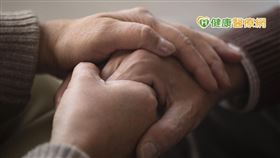 透過「藥物接力」的策略，延長巴金森病用藥蜜月期，改善異動症、斷電現象，保留生活品質。 圖／freepik