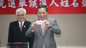 李鴻鈞代表宋楚瑜抽中1號籤王。（圖／翻攝自宋楚瑜LINE）