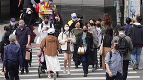 陳時中：台灣染疫率若達15%  實質與病毒共存中央流行疫情指揮中心估算目前台灣染疫率約萬分之17（0.0017%），指揮官陳時中21日指出，若染疫率高達15%至20%，就是實質與病毒共存，現行政策重點在疫苗、藥物與輕重症分流，以減災為目標。圖為台北市信義區街頭民眾，人人臉上皆戴著口罩。中央社記者鄭傑文攝  111年4月21日