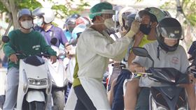 高雄民眾騎車至同盟公園「車來速」採檢國內COVID-19疫情延燒，高雄民眾9日騎車前往同盟公園站「車來速」篩檢站進行PCR採檢。中央社記者董俊志攝  111年5月9日