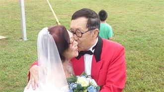 為妻補辦熱氣球婚禮　脫線落下男兒淚