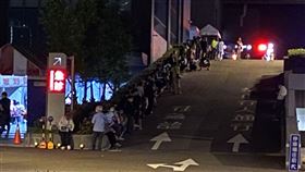 土城醫院昨晚急診人潮至少50人以上，已排到急診室斜坡下的馬路上。（圖／記者陳淳毅攝影）