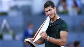 ▲「小蠻牛」艾卡拉茲（Carlos Alcaraz）在馬德里封王。（圖／翻攝自MMOPEN推特）