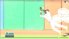 ▲甘默（Ben Gamel）頂著陽光撲接沒收安打。（圖／翻攝自MLB官網）