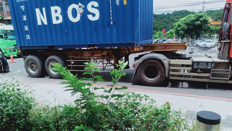 新／汐止死亡車禍！婦遭貨櫃車輾壓亡