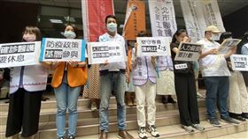 各醫療工會今（10）日中午齊聚衛福部疾管署（CDC）前，向政府表達強烈不滿，要求正視醫療基層困境。（圖／記者簡浩正攝影）