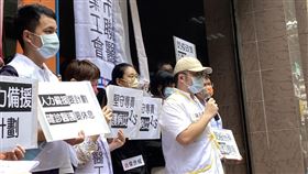 各醫療工會今（10）日中午齊聚衛福部疾管署（CDC）前，向政府表達強烈不滿，要求正視醫療基層困境。（圖／記者簡浩正攝影）