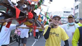 ▲樞育扛蜈蚣陣。（圖／寶島神很大）