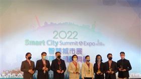 伊斯酷軟體科技獲得2022年智慧城市創新應用獎頒獎現場。右二為伊斯酷軟體科技共同創辦人暨CTO鄭永斌（圖片由伊斯酷軟體科技提供）
