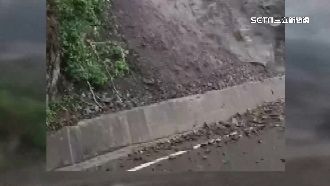 南橫開通第2日　雨後落石驚險畫面曝