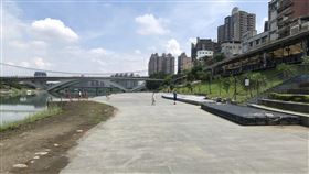 降級後首遇週末  新北碧潭一度車多達管制標準疫情警戒標準降級後首遇週末，新北市觀光旅遊局31日下午表示，因雨勢因素，景區人潮普遍稀少，除碧潭風景區停車場停車量（非景區人流）上午11時20分左右達3成滿，並於下午1時30分左右解除管制，截至目前為止尚無景點達管制刊登標準。（新北市觀光旅遊局提供）中央社記者沈佩瑤傳真  110年7月31日