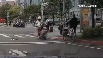 女騎士無視紅燈　台北式右轉引討論