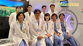 吳銘庭教授(左二)分享，其實冠狀動脈電腦斷層掃描（CTA）就能一覽無遺，不僅能看出冠狀動脈的輕微狹窄，連血管壁上的粥狀斑也能清楚照到，找出非典型的高危險群病人，避免心肌梗塞威脅。