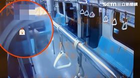 郭男在捷運車廂內公然露鳥自拍。（翻攝
