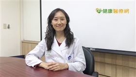 游治節主治醫師說，研究發現，睡眠呼吸中止、肥胖、喝酒等因素都是心房顫動的誘發因子，若病人有上述問題卻未妥善處理，僅針對心房顫動心臟結構做手術治療，術後仍可能有一定的復發機率。