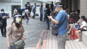 民眾台北醫院急診處外候診衛生福利部台北醫院表示，不會拒絕收治有緊急狀況前往就醫的民眾，若COVID-19中重度症狀況持續且惡化，請趕快至急診，醫院另開設「防疫急門診」，服務居家快篩陽民眾。圖為8日民眾在台北醫院急診處外候診。中央社記者吳家昇攝  111年5月8日