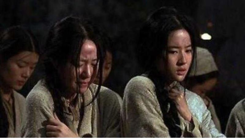 超渣皇帝落跑忘帶她！皇后慘淪洩慾俘虜
