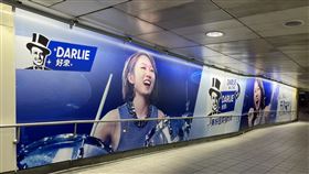 列車進站音樂變好來牙膏主題曲  北捷：創意廣告台北捷運板南線、松山新店線10日的進站音樂是好來牙膏主題曲，北捷說明，這是好來主動提案的創意廣告，為期一天。希望藉由歌手韋禮安重新填詞編曲的廣告音樂，傳遞品牌「清新、美好」新氣象，與北捷的形象不謀而合。（台北捷運公司提供）中央社記者陳昱婷傳真  111年5月10日