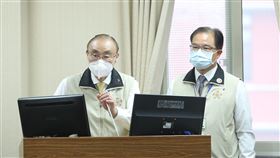 退輔會：陸一特屬義務役性質  不應納入榮民身分立委提案修法，將過去為期3年役期的「陸一特（陸軍第一特種兵）」納入退輔會服務對象，但退輔會持反對意見，強調陸一特仍屬義務役性質，退輔會主委馮世寬（左）11日在立法院表示，根據法律規定，與榮民有區別。中央社記者裴禛攝  111年5月11日