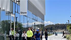 Meta實體店僅容20人入內參觀  吸引民眾排隊Meta在舊金山矽谷推出第一家實體店，展示元宇宙相關的硬體產品。10日為開幕第2天，吸引當地民眾與觀光客排隊進入參觀。中央社記者周世惠舊金山攝  111年5月11日