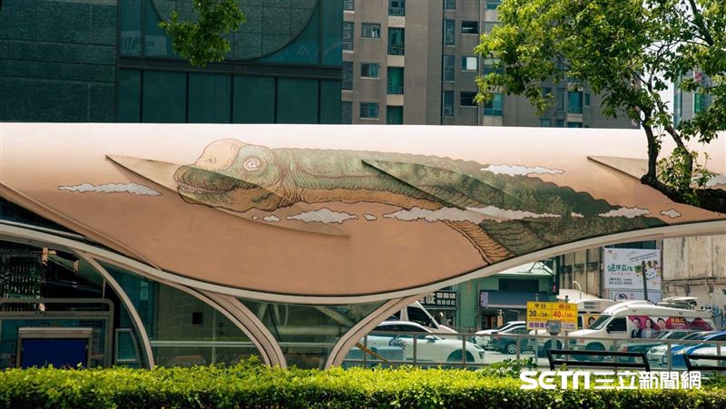 多圖／6隻恐龍奔馬路　絕美公車亭曝