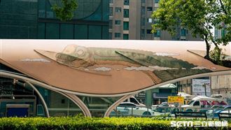 多圖／6隻恐龍奔馬路　絕美公車亭曝