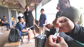 ▲中信兄弟一軍球員賽前進行快篩。（圖／中信兄弟球團提供）