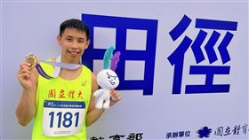 全大運男子田徑200公尺  林祐賢開心奪金國立體大短跑好手林祐賢11日下午在111年全國大專校院運動會公開男子組田徑200公尺決賽，以21秒整完賽奪金。中央社記者龍柏安攝  111年5月11日