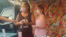 金剛跟小嫻在墾丁擺攤賣雞翅。（圖／翻攝臉書）