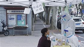 中國下令建立15分鐘核酸採樣圈  恐耗去GDP1.5%中國9日下令大城市建立步行15分鐘核酸檢測「採樣圈」，據專業機構估算，恐年耗人民幣1.45兆元，相當於中國2021年GDP的1.5%。圖為上海黃浦區的臨時核酸檢測採樣點。（中新社提供）中央社  111年5月11日