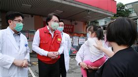 林右昌視察基隆醫院兒童快速看診服務情形基隆兒童獨立看診快速通道服務已上路，基隆市長林右昌（左2）11日前往衛福部立基隆醫院視察實際運作情形，也籲請大家給予醫護更多支持，一起共度疫情。（基隆市政府提供）中央社記者王朝鈺傳真  111年5月11日
