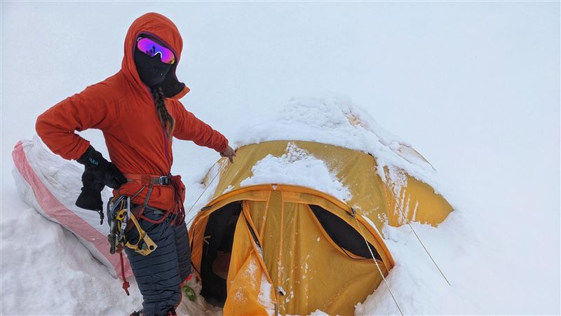 一度遭雪埋帳篷　她登頂世界第七高峰