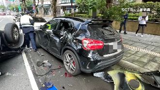 林口警車自撞翻覆　路邊2豪車慘遭殃