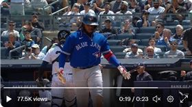 ▲小葛雷諾（Vladimir Guerrero Jr.）被三振怒折球棒。（圖／翻攝自YES Network推特）