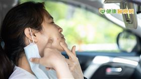 戴上口罩後，摩擦、悶熱容易使肌膚產生問題，而原本敏感的肌膚則會更加惡化。