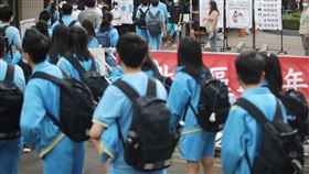 國中會考下午3時開放看考場（1）國中教育會考將於15、16日舉行，超過20萬名考生上陣，14日下午3時到5時開放看考場，配合防疫須量體溫。考生由老師帶隊，團進團出進入試場。中央社記者張新偉攝　110年5月14日