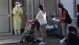 台北榮總戶外採檢站（1）國內COVID-19疫情延燒，確診人數不斷增加，不少醫院都加開防疫急門診或婦幼通道。台北榮總在急診處旁設置戶外採檢站，民眾排隊等待PCR採檢。中央社記者吳家昇攝  111年5月11日