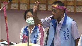國民黨市議員賴文德更強調，反對黨就是「輸不起」才會百般刁難韓國瑜，甚至認為反對韓國瑜的高雄人，「生病了、要治療」。