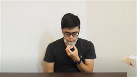 唾液快篩使用。（圖／衛生福利部疾病管制署YouTube）