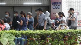 台北榮總急診分流  快篩陽區民眾等待（1）台北榮總因應快速增加的本土疫情病例，在急診處進行分流，以加速相關作業進行，11日午後不少民眾在快篩陽性等候區排隊，靜待唱名就醫。中央社記者吳家昇攝  111年5月11日