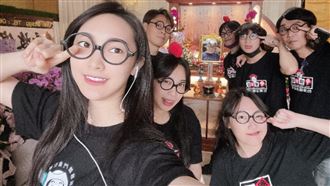 脫線靈堂遺照曝光　家屬含淚致哀